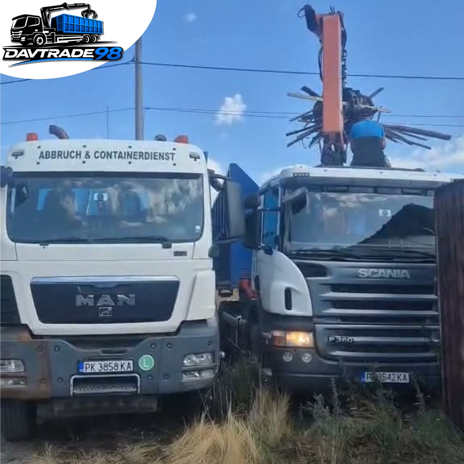 Камион с кран и щипка за извозване на дървесина и отпадъци