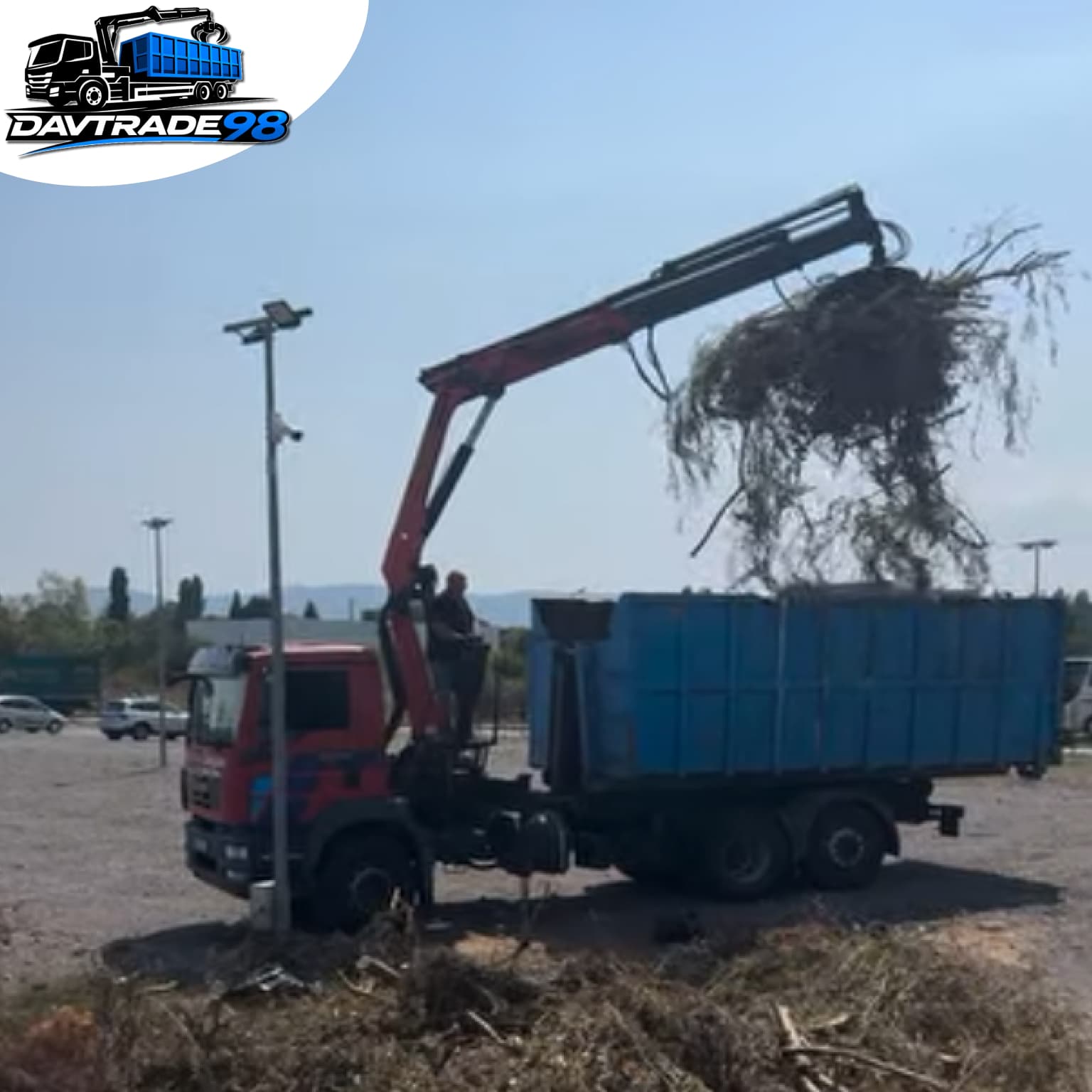 Товарене и извозване на клони и храсти с камион с кран и щипка