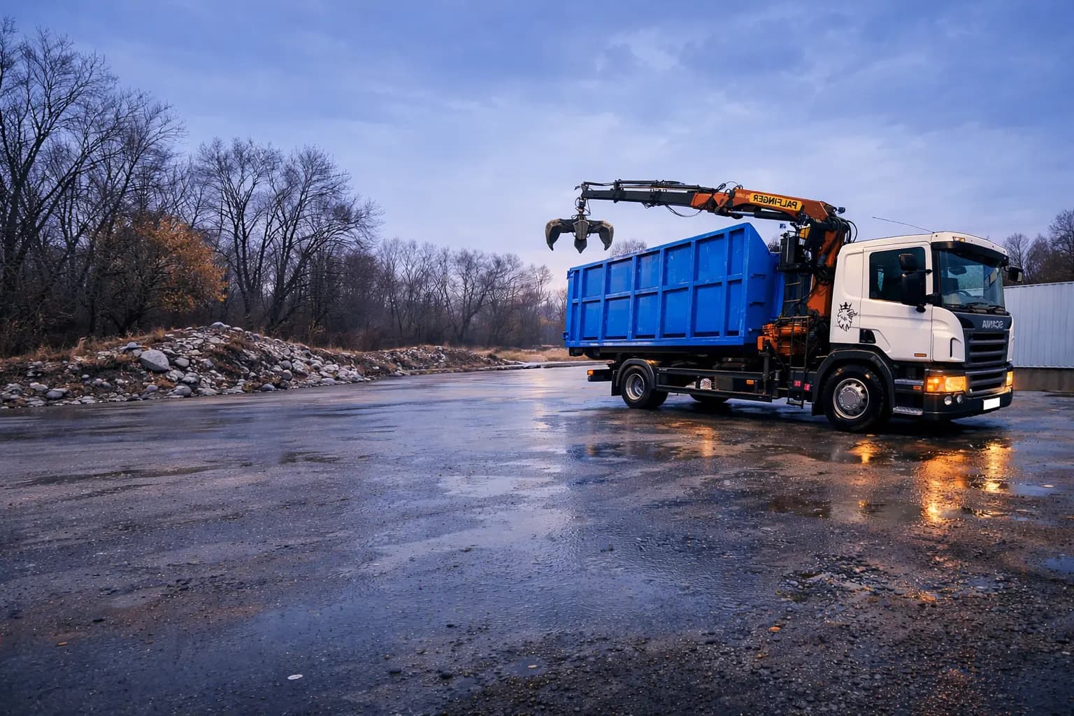 Камион с кран и щипка